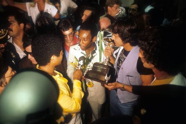Cosmos New York ist us amerikanischer Meister 1977, Pele und Werner Roth präsentieren den Pokal