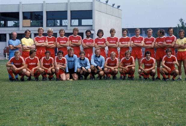 Kader FC Bayern München 1976 1977, hi.v.li.: Trainer Dettmar Cramer, Co Trainer Werner Olk, Karl Heinz Rummenigge, Kjell Seneca, Conny Torstensson, Eduard Kirschner, Gerd Müller, Josef Weiß, Udo Horsmann, Rainer Künkel, Hans Georg -Katsche- Schwarzenbeck, Uli Hoeneß, Franz -Bulle- Roth, Franz Beckenbauer, vorn: Björn Andersson, Fritz Kloo, Erhan Önal, Hans Josef -Jupp- Kapellmann, die Torhüter Sepp Maier, Manfred Ober und Hubertus Licht, Bernd Dürnberger, Klaus Augenthaler, Alfred Arbinger, Wilhelm Reisinger