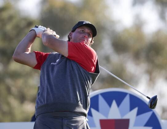 January 28, 2016: Phil Mickelson tees off on the 18th hole of the South Course during the first round of the Farmers Insurance Open at Torrey Pines Golf Course in San Diego, California. PGA Golf Herren 2016: Farmers Insurance Open JAN 28 - ZUMAc04_