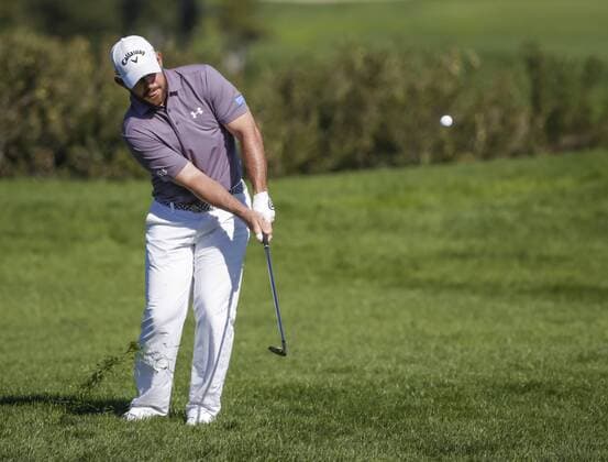 January 29, 2016: Scott Brown chips onto the 2nd green of the North Course during the second round of the Farmers Insurance Open at Torrey Pines Golf Course in San Diego, California. PGA Golf Herren 2016: Farmers Insurance Open JAN 29 - ZUMAc04_