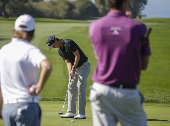 January 29, 2016: Smylie Kaufman sinks a long putt on the 8th green of the North Course while his group mates, Emiliano Grillo and Chesson Hadley, look onduring the second round of the Farmers Insurance Open at Torrey Pines Golf Course in San Diego, California. PGA Golf Herren 2016: Farmers Insurance Open JAN 29 - ZUMAc04_