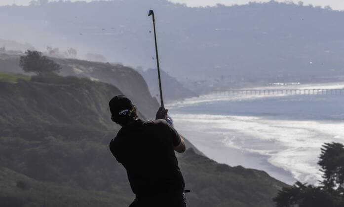 January 29, 2016: Phil Mickelson watches his shot on the signature 6th hole of the North Course during the second round of the Farmers Insurance Open at Torrey Pines Golf Course in San Diego, California. PGA Golf Herren 2016: Farmers Insurance Open JAN 29 - ZUMAc04_