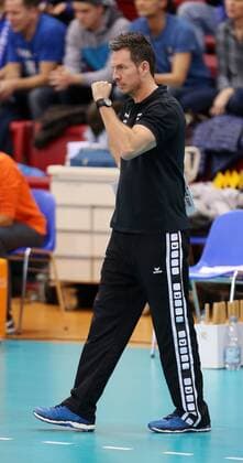 Stuttgart Volleyball Allianz MTV Stuttgart vs. Dresdner SC, Trainer Guillermo Naranjo Hernandez (Stuttgart) jubelt und ballt die Faust