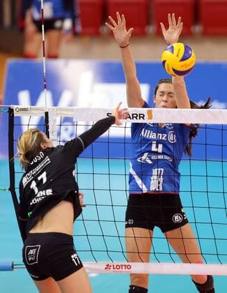 Stuttgart Volleyball Allianz MTV Stuttgart vs. Dresdner SC, v.l. Gina Mancuso (Dresden), Valerie Nichol (Stuttgart)
