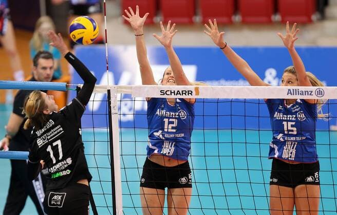 Stuttgart Volleyball Allianz MTV Stuttgart vs. Dresdner SC, v.l. Gina Mancuso (Dresden), Deborah van Daelen (Stuttgart), Nichole Lindow