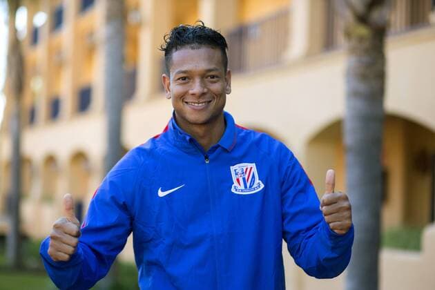 New player of Shanghai Shenhua FC, Colombian Fredy Guarin, poses for the photographer during the pre-season of the team in Marbella, southern Spain, 30 january 2016. New player of Shanghai Shenhua FC, Colombian Fredy Guarin !ACHTUNG: NUR REDAKTIONELLE NUTZUNG!  20160130-635897758763005824
