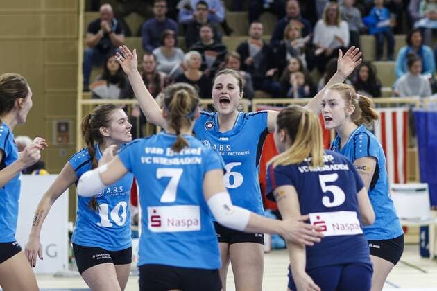 VC Wiesbaden - VT Aurubis Hamburg Volleyball 1. Bundesliga Damen VC Wiesbaden - VT Aurubis Hamburg am 30.01.2016 in der Sporthalle am Platz d. Dt. Einheit in Wiesbaden, DELAINEY AIGNER-SWESEY (16, VCW, Mitte) und ihre Mannschaftskolleginnen jubeln über einen Punktgewinn