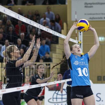VC Wiesbaden - VT Aurubis Hamburg Volleyball 1. Bundesliga Damen VC Wiesbaden - VT Aurubis Hamburg am 30.01.2016 in der Sporthalle am Platz d. Dt. Einheit in Wiesbaden, NINA BRAACK (7, VTH), TAYLOR MILTON (12, VTH), KAISA ALANKO (10, VCW) am Ball, (v.l.)