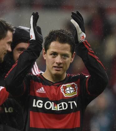 Bayer 04 Leverkusen - Hannover 96 30.01.2016 Javier Hernandez Chicharito (Bayer 04) klatscht, bedankt sich bei den Fans HM