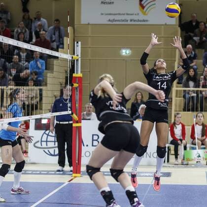 VC Wiesbaden - VT Aurubis Hamburg Volleyball 1. Bundesliga Damen VC Wiesbaden - VT Aurubis Hamburg am 30.01.2016 in der Sporthalle am Platz d. Dt. Einheit in Wiesbaden, ESTHER VAN BERKEL (7, VCW), NINA BRAACK (7, VTH), DENISE IMOUDU (14, VTH), (v.l.)