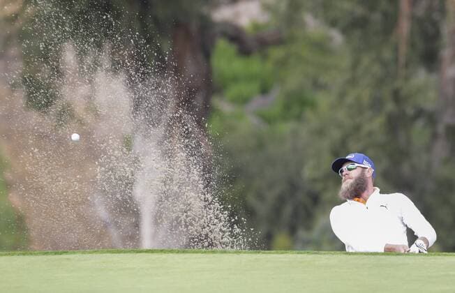January 30, 2016: Graham DeLaet chips out of a bunker around the 13th green on the South Course during the third round of the Farmers Insurance Open at Torrey Pines Golf Course in San Diego, California. PGA Golf Herren 2016: Farmers Insurance Open JAN 30 - ZUMAc04_