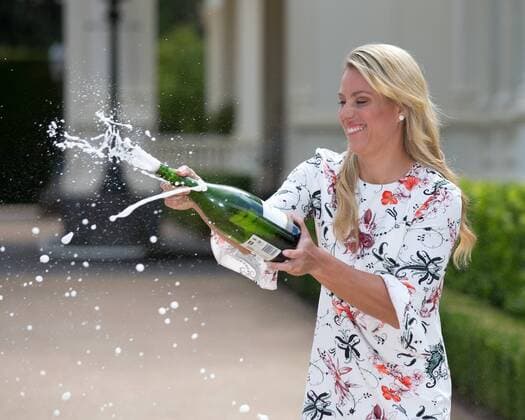 Bilder des Tages - SPORT Angelique Kerber mit Pokal im Government House, Australian Open 2016 Tennis - Australian Open 2016 - Grand Slam ITF ATP Tennis Herren WTA Tennis Damen - Melbourne Park - Melbourne - Victoria - Australia - 31 January 2016.