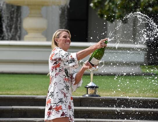 Tennis: Angelique Kerber beim Sieger fotoshooting am Sonntagvormittag vor dem Government House in Melbourne