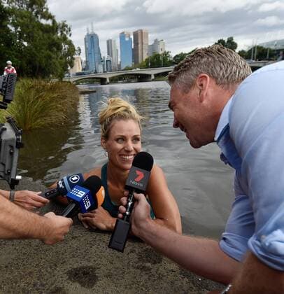 Tennis: Angelique Kerber schwimmt im Yarra Fluß in Melbourne. Sie löste eine Wette ein die sie mit Eurosport Reporter Matthias Stach vor dem Turnier geschlossen hatte