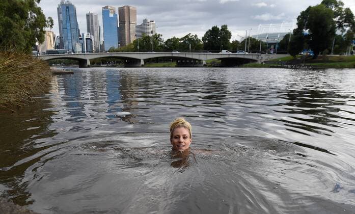 Tennis: Angelique Kerber schwimmt im Yarra Fluß in Melbourne. Sie löste eine Wette ein die sie mit Eurosport Reporter Matthias Stach vor dem Turnier geschlossen hatte