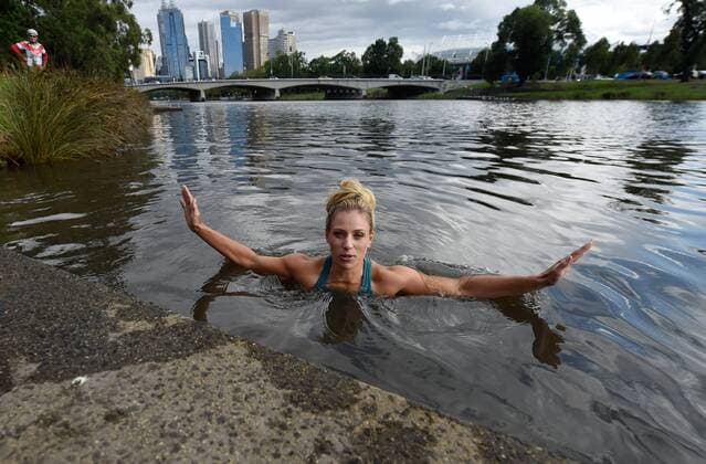 Tennis: Angelique Kerber schwimmt im Yarra Fluß in Melbourne. Sie löste eine Wette ein die sie mit Eurosport Reporter Matthias Stach vor dem Turnier geschlossen hatte