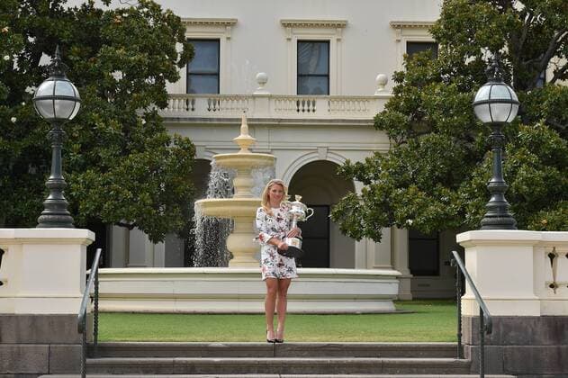 Siegerin Angelique Kerber vor dem Government House in Melbourne mit Trophäe; Tennis, Australian Open in Melbourne