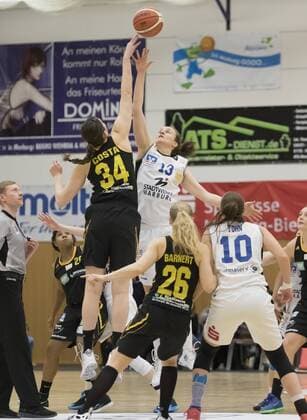 Spilebeginn zwischen Svenja Greunke (Marburg, re9 und Corinne Costa (Saarlouis) 30.1.2016, xmhx 1. Bundesliga Damenbasketball DBBL, BC Pharmaserv Marburg Blue Dolphins - ETV Saarlouis Royals