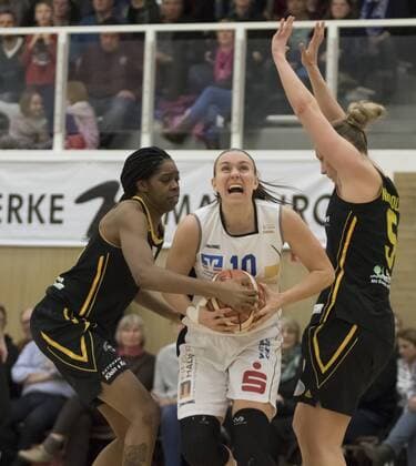 Katlyn Yohn (Marburg, mi) gegen Sabine Niedola (Marburg, re) und Amanda Dowe 30.1.2016, xmhx 1. Bundesliga Damenbasketball DBBL, BC Pharmaserv Marburg Blue Dolphins - ETV Saarlouis Royals