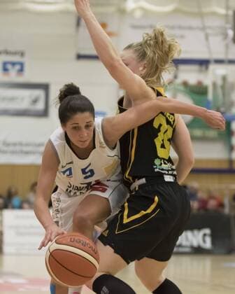 Julia Gaudermann (Maburg, li) gegen Stina Barnet (Saarlouis) 30.1.2016, xmhx 1. Bundesliga Damenbasketball DBBL, BC Pharmaserv Marburg Blue Dolphins - ETV Saarlouis Royals