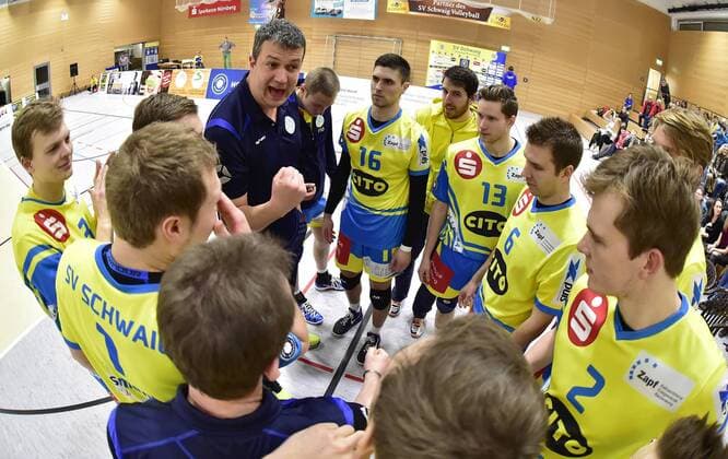 30.01.2016 - Volleyball - 2. Bundesliga Süd Männer - Saison 2015 2016 - SV Schwaig - VC Eltmann - - Michael Raddatz (Trainer, SV Schwaig ) spricht vor Spielbeginn zur Mannschaft Team