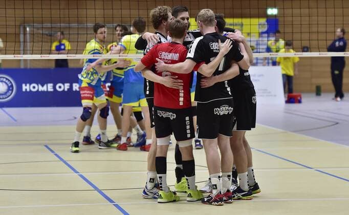30.01.2016 - Volleyball - 2. Bundesliga Süd Männer - Saison 2015 2016 - SV Schwaig - VC Eltmann - - vorne Teamkreis Eltmann - hinten Teamkreis Schwaig