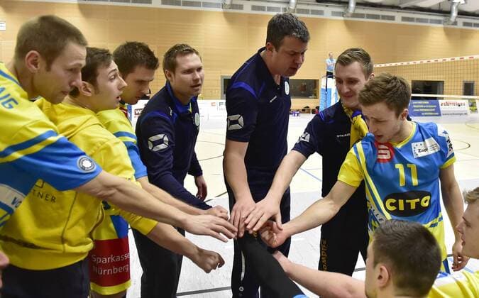 30.01.2016 - Volleyball - 2. Bundesliga Süd Männer - Saison 2015 2016 - SV Schwaig - VC Eltmann - - Teamkreis Teamgeist Schwaig mit Michael Raddatz (Trainer, SV Schwaig ) nach Auszeit