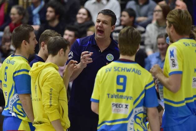 30.01.2016 - Volleyball - 2. Bundesliga Süd Männer - Saison 2015 2016 - SV Schwaig - VC Eltmann - - Michael Raddatz (Trainer, SV Schwaig ) bei Auszeit