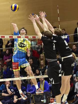 30.01.2016 - Volleyball - 2. Bundesliga Süd Männer - Saison 2015 2016 - SV Schwaig - VC Eltmann - - Florian Tafelmayer (9, SV Schwaig , links ) gegen Christian Nowak (2, VC Eltmann ) Merten Krüger (8, VC Eltmann )