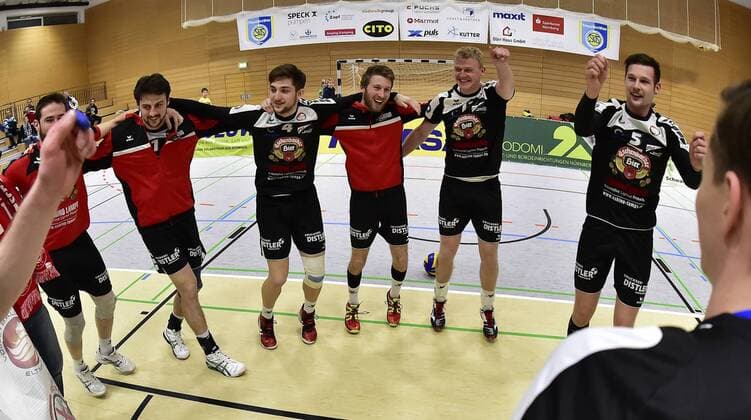30.01.2016 - Volleyball - 2. Bundesliga Süd Männer - Saison 2015 2016 - SV Schwaig - VC Eltmann - - Jubel Freude bei Eltmann nach dem Sieg
