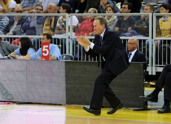 Herbalife Gran Canaria s coach, Aito Garcia Reneses, gives instructions to his players during the ACB league match against Iberostar Tenerife held at the Gran Canaria Arena in Las Palmas, Spain, on 31 January 2016. HERBALIFE GRAN CANARIA - IBEROSTAR TENERIFE !ACHTUNG: NUR REDAKTIONELLE NUTZUNG!  20160131-635898494318505222