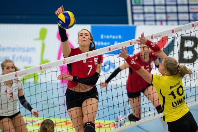 31.01.2016, Halle Berg Fidel, Muenster Volleyball, Bundesliga Frauen, USC Münster Muenster vs. Rote Raben Vilsbiburg Angriff Barbara Roxana Wezorke ( 7 Vilsbiburg) - Block Ashley Benson ( 10 Muenster)