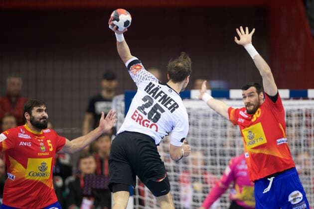 Handball Krakau 31.01.2016 Europameisterschaft der Herren Finale Deutschland (GER) - Spanien (ESP) Kai Häfner (Deutschland, No.25) GUARDIOLA Gedeon (Spanien, No.30)
