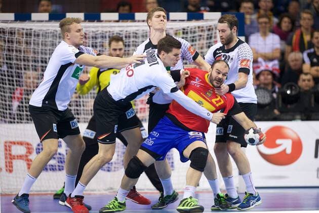 Handball Krakau 31.01.2016 Europameisterschaft der Herren Finale Deutschland (GER) - Spanien (ESP) Rafael Baena Steffen Fäth (Deutschland, No.23) Finn Lemke (Deutschland, No.06) Erik Schmidt (Deutschland, No.21) Julius Kühn (Deutschland, No.35)