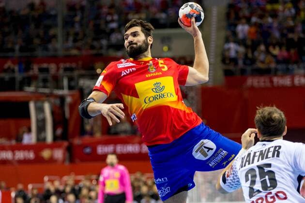 Krakau Jorge Maqueda (Nr. 5, HC Vardar Pro) gegen Kai Haefner (Nr. 25, TSV Hannover-Burgdorf). Finale Deutschland - Spanien, Handball, Europameisterschaft, 31.01.16 Copyright: Koenigx Eibner-Pressefoto EP_fkg