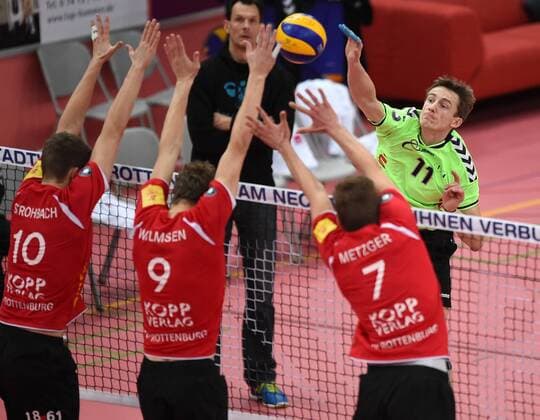 Volleyball Saison 2015 2016 31 .01.2016 1. Volleyball Bundesliga TV Rottenburg - CV Mitteldeutschland Jaroslaw Lech (CVM,re) gegen Tom Strohbach (TV Rottenburg,li), Lars Wilmsen (TV Rottenburg), Sven Metzger (TV Rottenburg) im Block (v.li) 