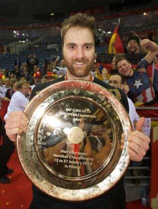 Handball Krakau 31.01.2016 Europameisterschaft der Herren Finale Deutschland (GER) - Spanien (ESP) Deutschland ist Europameister Jubel Andreas Wolff (Deutschland, TW, No.33) mit Pokal