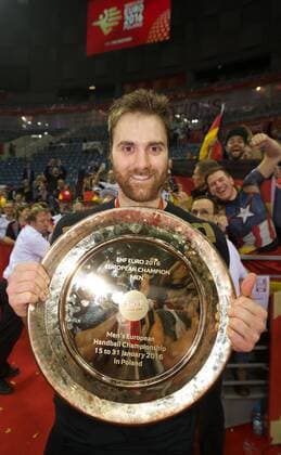 Handball Krakau 31.01.2016 Europameisterschaft der Herren Finale Deutschland (GER) - Spanien (ESP) Deutschland ist Europameister Jubel Andreas Wolff (Deutschland, TW, No.33) mit Pokal