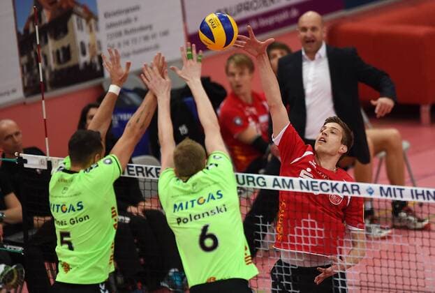 Volleyball Saison 2015 2016 31 .01.2016 1. Volleyball Bundesliga TV Rottenburg - CV Mitteldeutschland Sven Metzger (TV Rottenburg,re) gegen Ramon Martinez Gion (CVM,li) und Maciej Polanski (CVM,re) im Block 