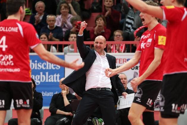 Volleyball Saison 2015 2016 31 .01.2016 1. Volleyball Bundesliga TV Rottenburg - CV Mitteldeutschland JUBEL TVR, Trainer Hans Peter Mueller - Angstenberger (TV Rottenburg,mitte) 