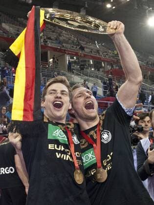 Rune DAHMKE und Steffen WEINHOLD (vl) freuen sich mit der Siegertrophy. Siegerehrung: Die Deutsche Mannschaft ist Europameister. Finale: Deutschland - Spanien in Krakau am 31.01.2016. Handball Europameisterschaft 2016 in Polen,