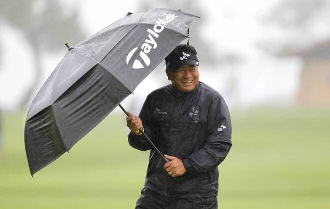 Jan. 31, 2016 - San Diego, CA, USA - SAN DIEGO, CA -JAN. 31, 2015 - K.J. Choi battles the wind and rain during the final round of the Farmers Insurance Open at Torrey Pines. K.J. Choi battles the wind and rain during the final round of the Farmers Insurance Open at Torrey Pines. - ZUMAs44_