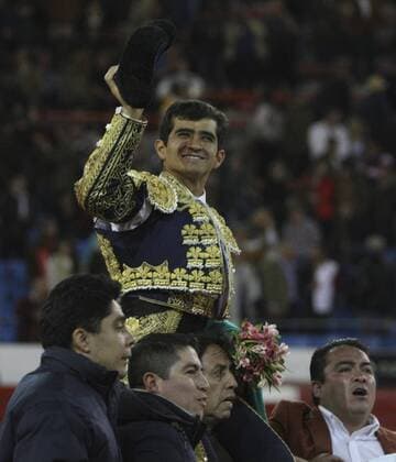 Mexican bullfighter Joselito Adame is taken on shoulders as he makes a triumphant exit after his bullfight at the bullring in Mexico City on 31 January 2016. EFE Mario Guzman BULLFIGHTING !ACHTUNG: NUR REDAKTIONELLE NUTZUNG!  20160201-635899114526453215