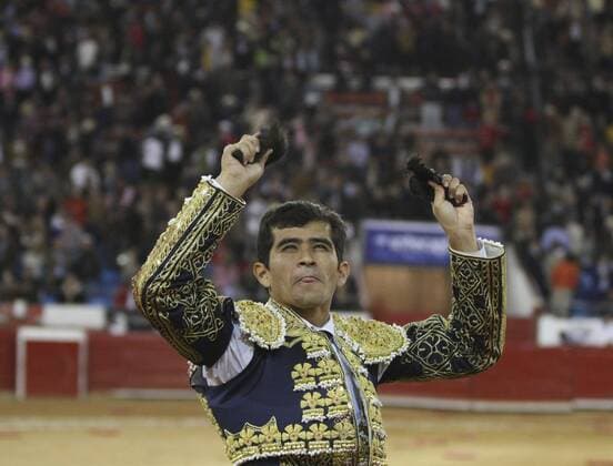 Mexican bullfighter Joselito Adame cuts two ears from his bull after his bullfight at the bullring in Mexico City on 31 January 2016. EFE Mario Guzman BULLFIGHTING !ACHTUNG: NUR REDAKTIONELLE NUTZUNG!  20160201-635899115144053256