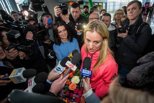 Themen der Woche - Sport Bilder des Tages SPORT Tennis, Angelique Kerber Ankunft am Flughafen Posen 2016.02.01 Tennis, Ankunft der Australian Open Siegerin ANGELIQUE KERBER in Posen  20160201_PF_PJ001