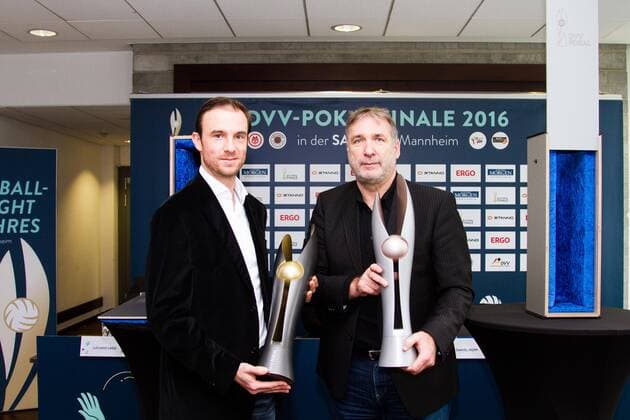 Mannheim Daniel Hopp (Geschäftsführer SAP Arena) und Michael Evers (Vize-Präsident des Deutschen Volleyball-Verbandes und Präsident der Volleyball Bundesliga) praesentieren die neu designten Pokale; 2016 DVV-Pokalfinale (DVV-Pokal) Pressekonferenz, SAP Arena, Mannheim Deutschland, 20160201; Copyright: Wuechnerx xEibner-Pressefoto EP_nwr