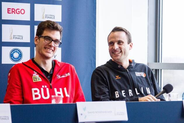 Mannheim David Sossenheimer (TV Ingersoll Buehl, Kapitaen) und Tomas Kmet (Berlin Recycling Volleys, Mittelblock) lachen zusammen; 2016 DVV-Pokalfinale (DVV-Pokal) Pressekonferenz, SAP Arena, Mannheim Deutschland, 20160201; Copyright: Wuechnerx xEibner-Pressefoto EP_nwr