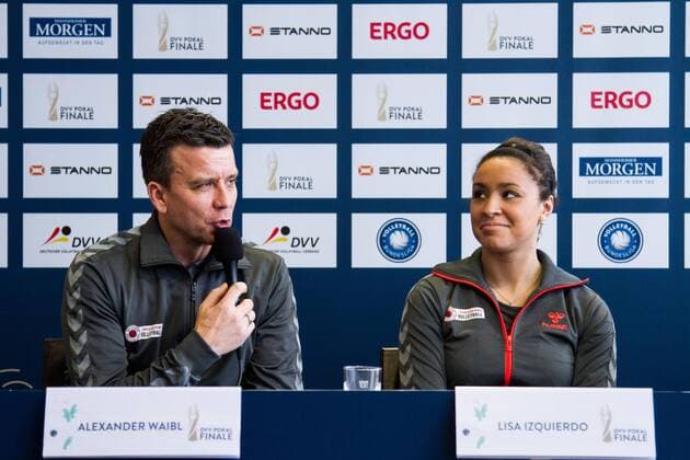 Mannheim Alexander Waibl (Dresdner SC, Cheftrainer) und Lisa Izquierdo (Dresdner SC, Außenangriff, 13); 2016 DVV-Pokalfinale (DVV-Pokal) Pressekonferenz, SAP Arena, Mannheim Deutschland, 20160201; Copyright: Wuechnerx xEibner-Pressefoto EP_nwr