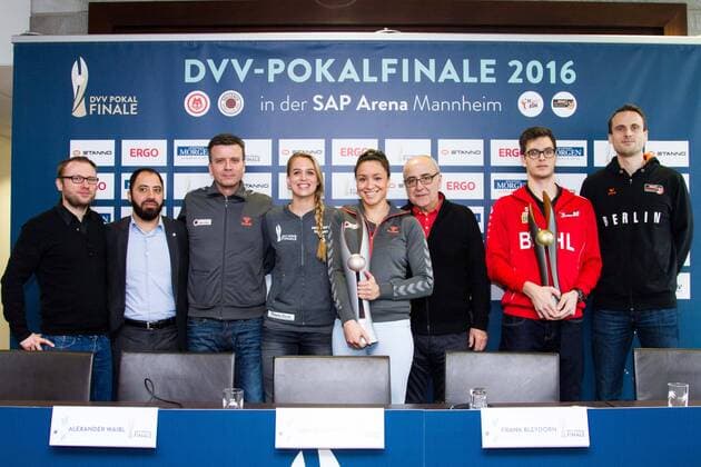 Mannheim Foto aller Beteiligten: Matthias Klee (Berlin Recycling Volleys, Teammanager), Luciano Lago (TV Ingersoll Buehl, Teammanager), Alexander Waibl (Dresdner SC, Cheftrainer), Kim Renkema (Allianz MTV Stuttgart, Kapitaen, 5), Lisa Izquierdo (Dresdner SC, Außenangriff, 13), Bernhard Lobmueller (Allianz MTV Stuttgart, Manager), David Sossenheimer (TV Ingersoll Buehl, Kapitaen) und Tomas Kmet (Berlin Recycling Volleys, Mittelblock); 2016 DVV-Pokalfinale (DVV-Pokal) Pressekonferenz, SAP Arena, Mannheim Deutschland, 20160201; Copyright: Wuechnerx xEibner-Pressefoto EP_nwr