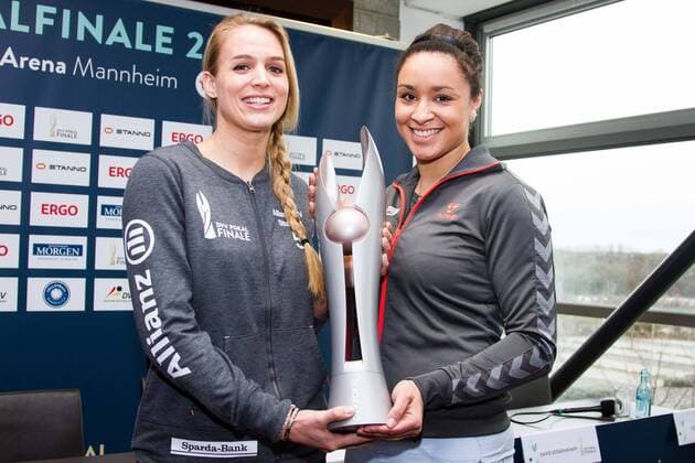 Mannheim Kim Renkema (Allianz MTV Stuttgart, Kapitaen, 5) und Lisa Izquierdo (Dresdner SC, Außenangriff, 13) mit dem neuen Pokal; 2016 DVV-Pokalfinale (DVV-Pokal) Pressekonferenz, SAP Arena, Mannheim Deutschland, 20160201; Copyright: Wuechnerx xEibner-Pressefoto EP_nwr